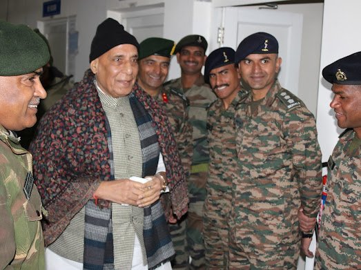 adgpi's tweet image. Hon&apos;ble #RakshaMantri Shri @rajnathsingh alongwith Gen Manoj Pande #COAS interacted  with the brave &amp;amp; dedicated troops of @GajrajCorps_IA, #IndianArmy and celebrated #Dussehra with them in forward areas of #Tawang sector.

@SpokespersonMoD
@easterncomd