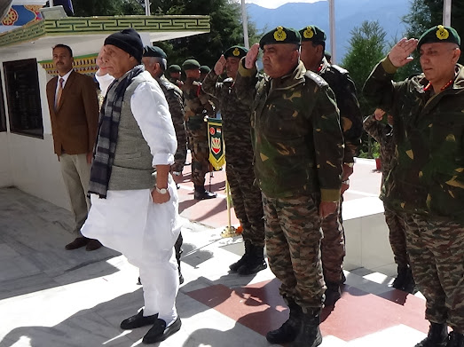 adgpi's tweet image. Hon&apos;ble #RakshaMantri Shri @rajnathsingh alongwith Gen Manoj Pande #COAS interacted  with the brave &amp;amp; dedicated troops of @GajrajCorps_IA, #IndianArmy and celebrated #Dussehra with them in forward areas of #Tawang sector.

@SpokespersonMoD
@easterncomd