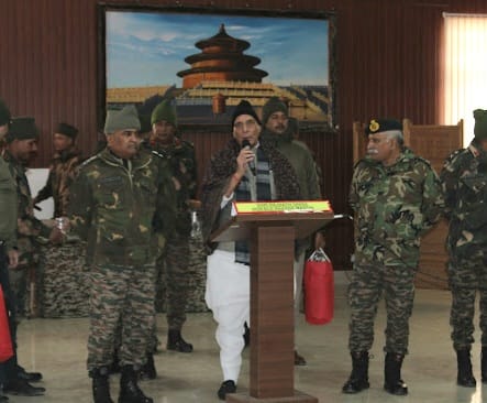 adgpi's tweet image. Hon&apos;ble #RakshaMantri Shri @rajnathsingh alongwith Gen Manoj Pande #COAS interacted  with the brave &amp;amp; dedicated troops of @GajrajCorps_IA, #IndianArmy and celebrated #Dussehra with them in forward areas of #Tawang sector.

@SpokespersonMoD
@easterncomd
