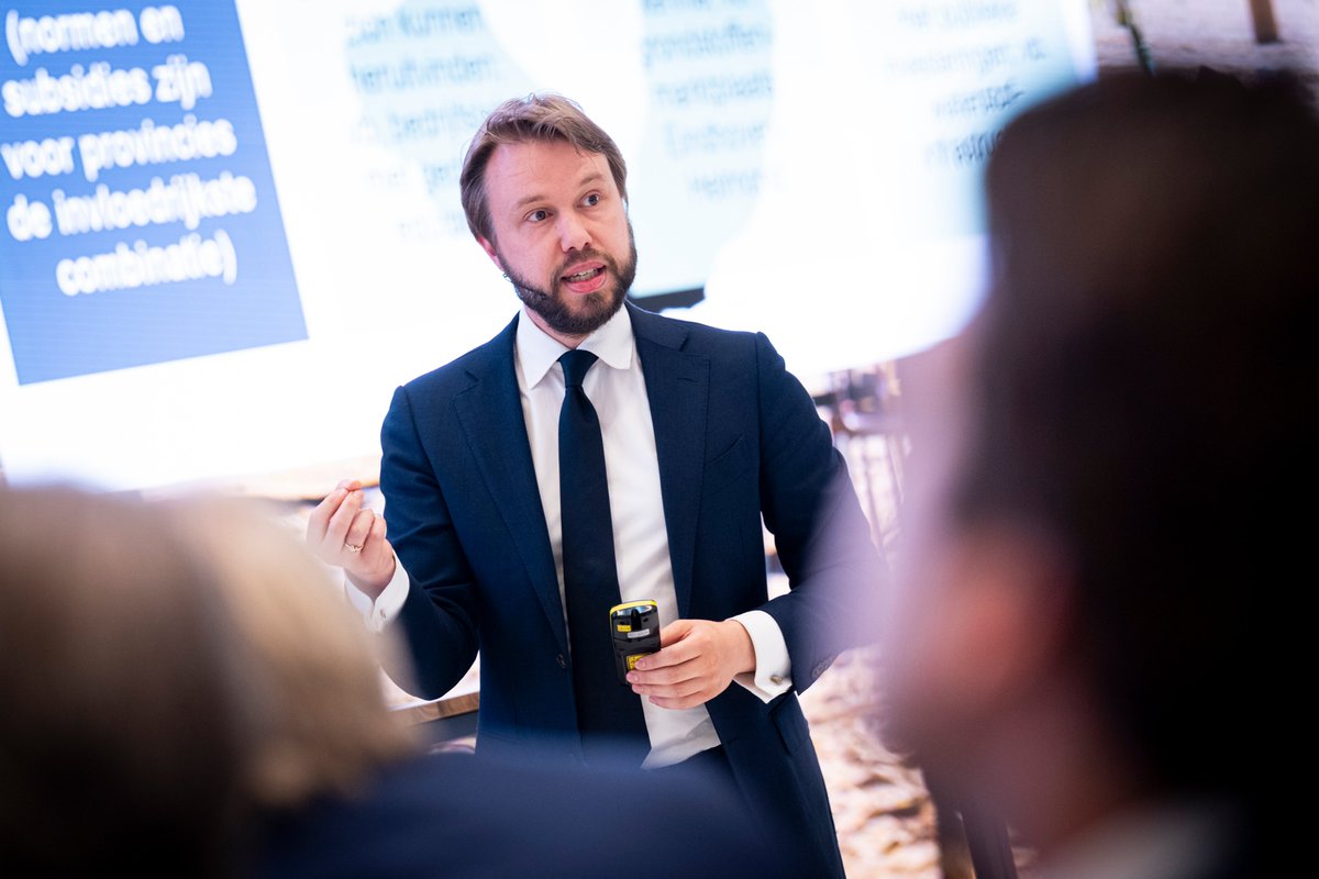 zuid_holland's tweet photo. Een te smalle focus op financiële welvaart heeft grote druk gezet op onze samenleving vandaag, stelt @pjschenderling. Laten we daarom meer balans zoeken tussen economische, sociale en ecologische waarde. @economicboardzh @metropoolregio #postgroei #groeiagenda #bredewelvaart https://t.co/XOWgYsoMzC