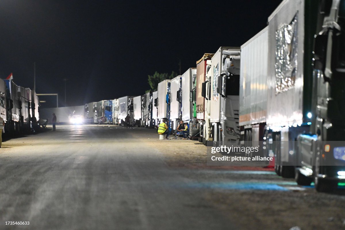 sayedhassan1207's tweet photo. Rafah border crossing between Egypt and gaza.
photos: Sayed Hassan/ @dpa @dpa_intl https://t.co/KsLJzcOna5