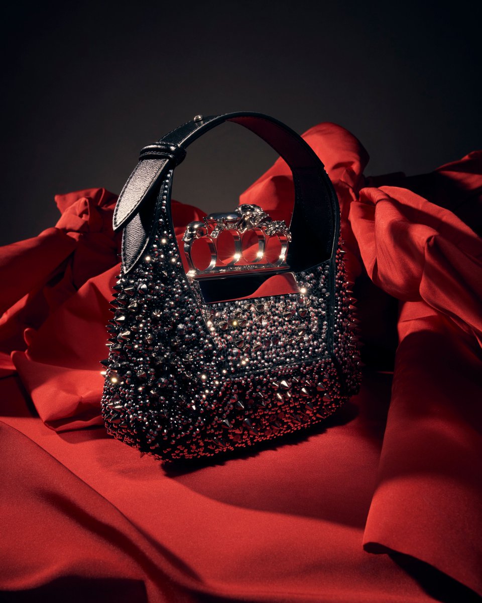 McQueen's tweet photo. The Mini #McQueenHoboBag embellished with silver crystals.
Discover #McQueenGifts: https://t.co/BxRHts6DLy https://t.co/AOWSWSQXLy