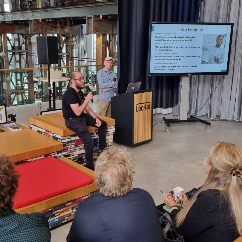 Bij de Bibliotheek geloven we in een leven lang leren. Dat stimuleren we niet alleen bij onze bezoekers, maar ook bij onze medewerkers! Zo organiseerden we een bijeenkomst waarin medewerkers bijgepraat werden over de opkomst van kunstmatige intelligentie. Superleerzaam!