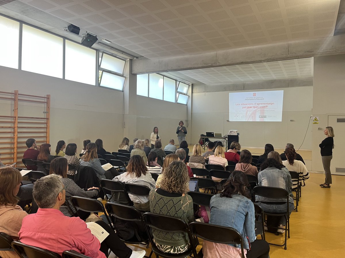 Avui, engeguem Xarxa Territorial Transformació Educativa Maresme-V.Oriental
Obren l'acte la Maria Ojuel i en Francesc Segura del Servei de Currículum: Les situacions d'aprenetatge.