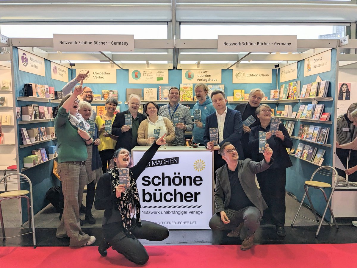Schöne Bücher (@schoenebuecher) on Twitter photo Frankfurter #Buchmesse 2023: Es war uns ein Fest! Danke allen, die uns am Schöne-Bücher-Stand besucht haben! Quizfrage: Wohin schauen all die VerlegerInnen auf dem Gruppenfoto?! :-) <a href="/Book_Fair/">FrankfurterBuchmesse</a> #fbm23 Frankfurter #Buchmesse 2023: Es war uns ein Fest! Danke allen, die uns am Schöne-Bücher-Stand besucht haben! Quizfrage: Wohin schauen all die VerlegerInnen auf dem Gruppenfoto?! :-) <a href="/Book_Fair/">FrankfurterBuchmesse</a> #fbm23