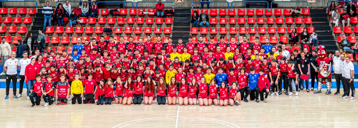 ESTA ES LA FAMILIA DEL BALONMANO BURGOS ❤️🖤.

El pasado domingo, nos reunimos todos en El Plantío.
Estos son nuestros cidianos y cidianas, que cada fin de semana luchan por este escudo 💪.
¡Son los mejores 🤩!

👉Aquí puedes ver las fotos de los equipos: bit.ly/40b3MtW