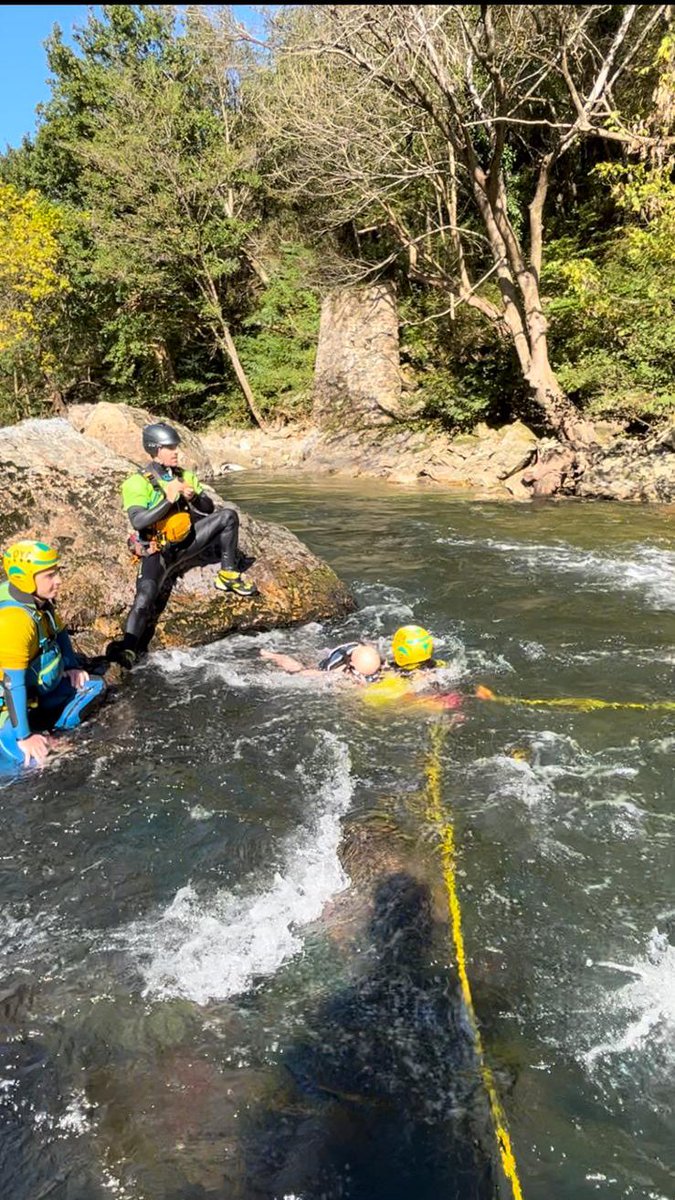 DYABizkaia's tweet photo. Entrenamiento de aguas bravas del Área Acuática del Grupo de Rescate de la DYA en Bidarray.
#DYA #Rescate #Grupoderescate #Aguasbravas #Bidarray https://t.co/YqDpIW8ii6