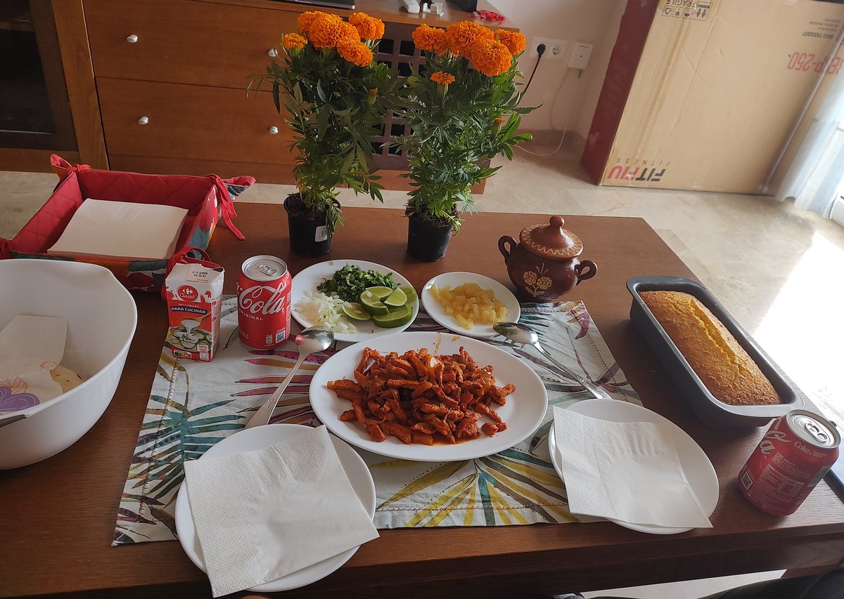 BlueSyreni's tweet image. Recién han comenzado a pedirme q les comparta de mi gastronomía mexicana y el sábado hice tacos al pastor y pan de elote ¡Me quedaron estupendos! 

Gracias a las personas q me han motivado a cocinar más q sólo una ración. De vdd les digo q verles disfrutar me alivia el corazón 🥰