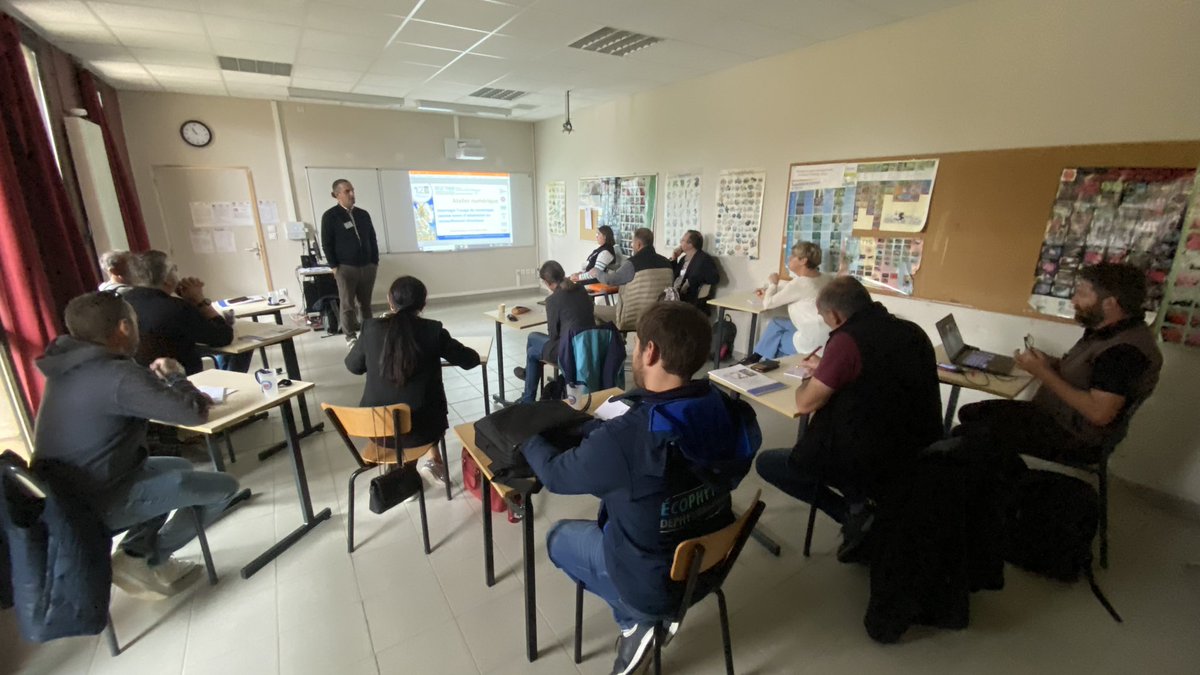 Cpeltiered's tweet photo. @campus_ventoux Temps d’ateliers (13) pour une bonne heure pour réfléchir à différentes thématiques liées au changement climatique 
Avec Vincent Jehanno @RESO_THEM nous posons le cadre scientifique, technique, pédagogique et didactique.
L’important d’aller sur usage du num dans les exploitations https://t.co/vFJsZF9GIo