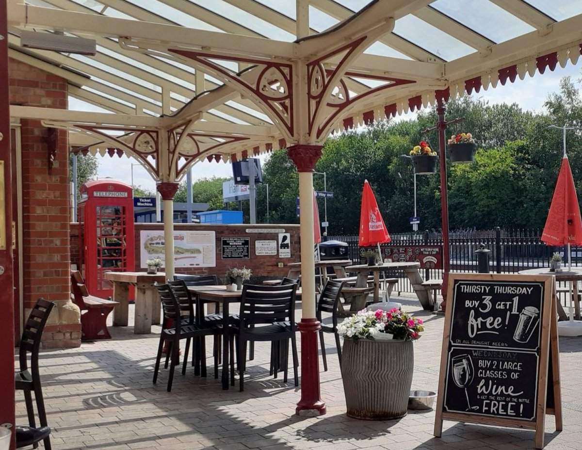 johnwxxiv's tweet image. #telephoneboxtuesday #Irlam #Irlamrailwaystation