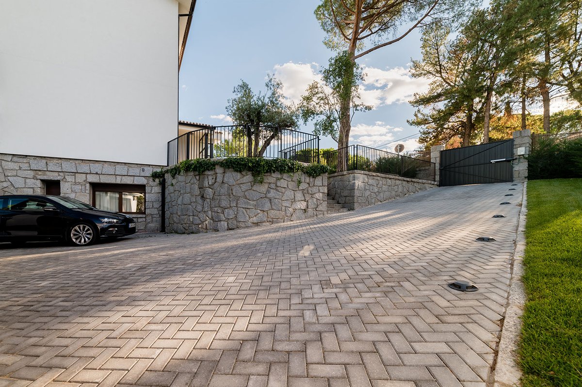 verniprens's tweet image. Resistente, duradero, permeable, versátil, fresco, sencilla colocación y mantenimiento.
Adoquín Móstoles:
verniprens.com/producto/loset…
#pavimento #adoquín