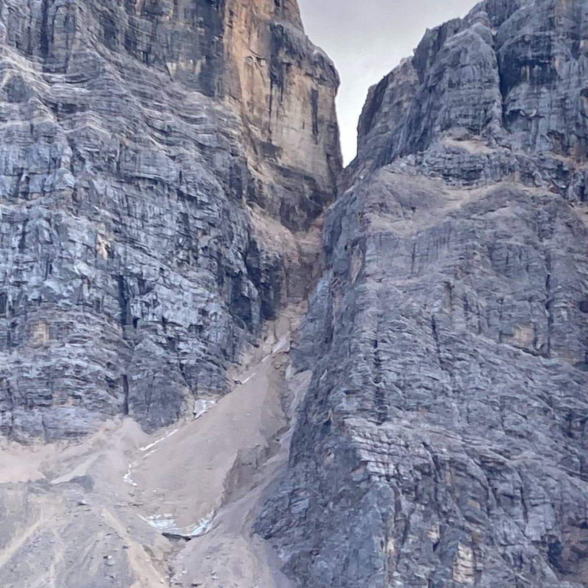 DolomitesUNESCO's tweet photo. Le forti piogge hanno riattivato il debris-flow sotto la parete nord del #Pelmo. Dal @RifCittadiFiume il gestore Mario condivide queste immagini che mostrano come il fronte della colata detritica abbia raggiunto la strada di accesso al rifugio bloccandone il passaggio https://t.co/jIrpt4xz0z