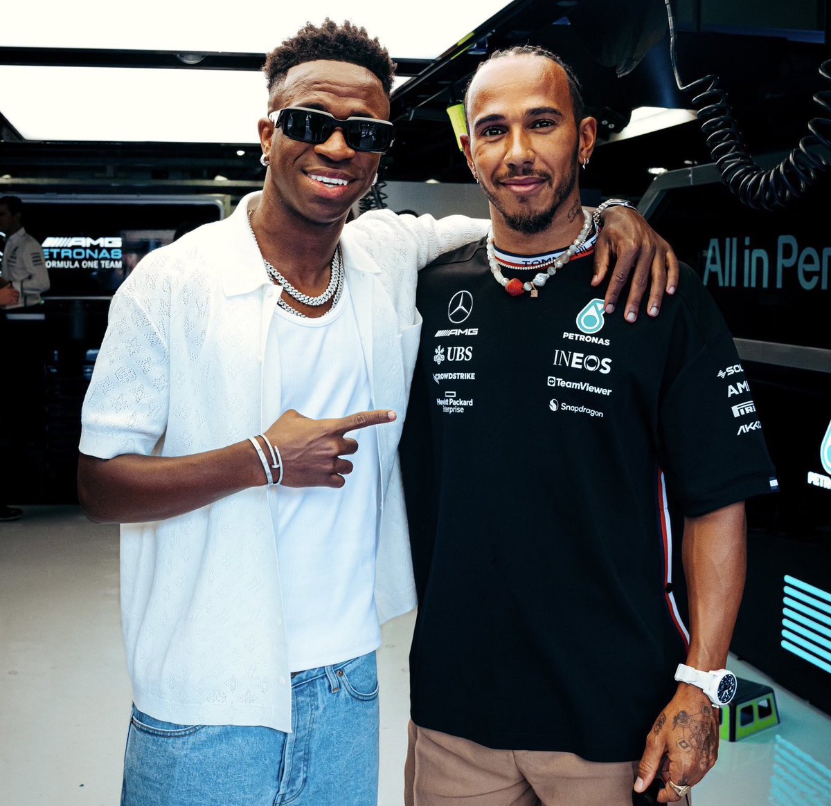 agustinms67's tweet image. 12) Racistas

Insultos racistas hacia Hamilton y Vinicius hacen que 19 pilotos decidan no correr la carrera. Fernando con sus santos cojones decide subirse al coche y dar 71 vueltas apretando al máximo.

Gana por una amplia diferencia sobre el segundo (el mismo) y el tercero (él)