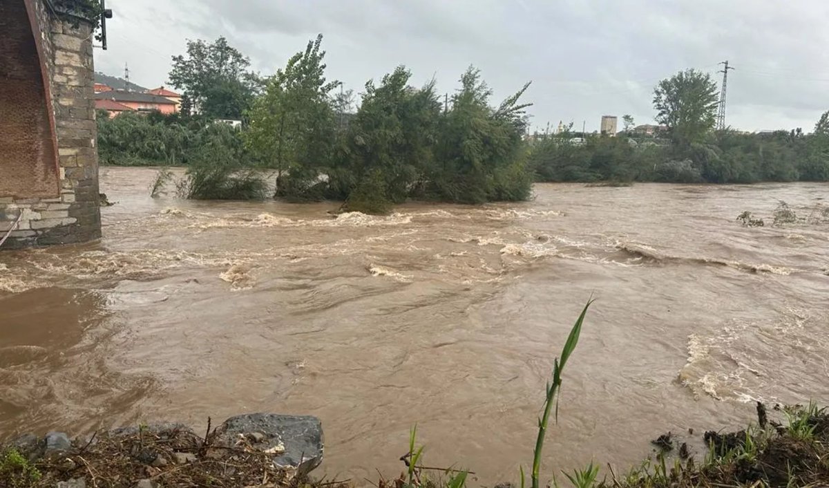 RadioBabboleo's tweet photo. #Maltempo, Presidente #Toti: "Buona tenuta del territorio. Nel Levante Ligure ancora massima attenzione." Così il Presidente della Regione e l'assessore alla Protezione Civile #Giampedrone in merito al maltempo che sta colpendo la Liguria. https://t.co/9mG2mrQoP0