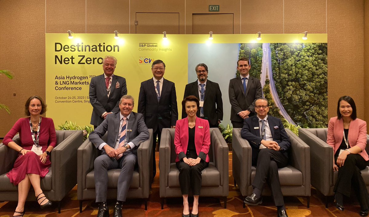 Putting Western Australia’s case to play a key role in the decarbonisation of SE Asia with Singapore Minister Low Yen Ling at the Asia Hydrogen & LNG Markets Conference. #siew #asiahydrogenfuelmarket