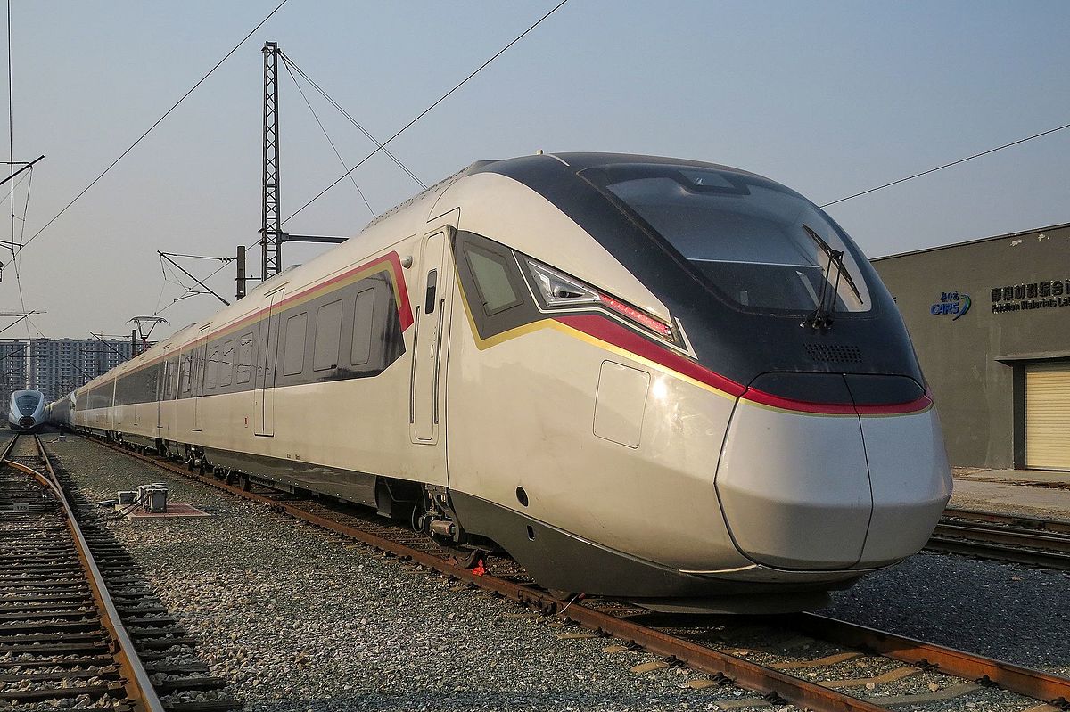 SphereMY_'s tweet photo. Keretapi sebenar untuk ECRL adalah sejenis tren 'inter-city' EMU yang berkelajuan 160km/j, atau sama laju seperti tren KLIA Express.

Gambar tren biru di dalam ciapan Hezeri Samsuri ini BUKAN "keretapi untuk ECRL". Ia hanya sejenis lokomotif untuk membantu kerja² pembinaan. https://t.co/ix1Krw0mlj