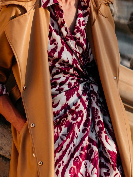 Estampados que marcan la temporada, en tejido sostenible, cruzado en una lazada, ¡que siempre sienta bien! Un vestido de fondo de armario: para el día con gabardina y botas, y para la noche con zapatos de salón. 😍

#TheCity #Cortefiel