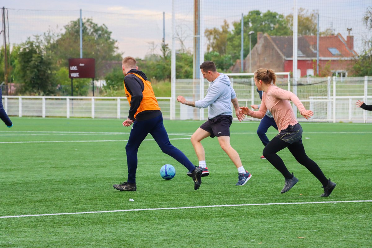⚽Mardi dernier, nos pros se sont mesurés à nos jeunes talents lors d'un match de foot sensationnel! 
L'occasion idéale de resserrer les liens entre nos équipes ! 💪😁

Nos participants ont donné le meilleur d'eux-mêmes, bravo pour leur performance remarquable sur le terrain! 👏