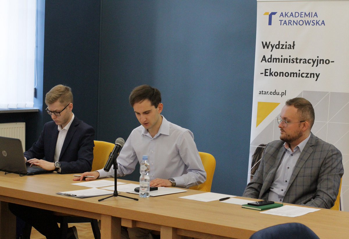 Info_NewEurope's tweet photo. 🎓🏛️ Studenci Akademii Tarnowskiej mają niesamowite wieści!  W ramach konkursu Aktywizacja Młodzieży w samorządach zorganizowali symulacyjną sesję Rady Miejskiej! Studenci wcielili się w role radnych, sekretarzy i przewodniczącego Rady Miejskiej. 
@niwcrso https://t.co/jaZBJGjzYy