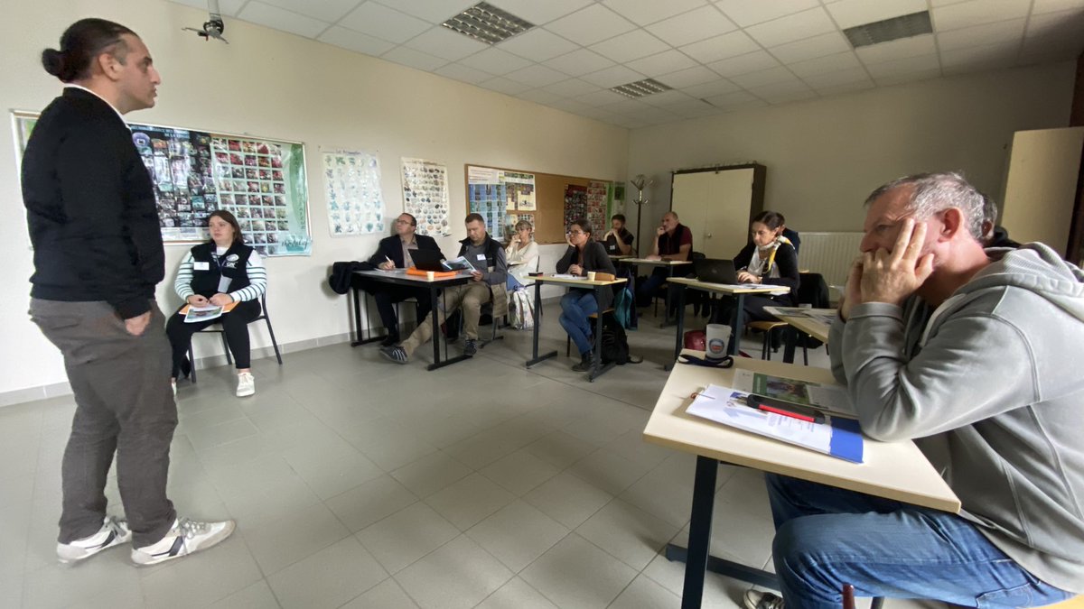 Cpeltiered's tweet photo. @campus_ventoux @RESO_THEM Questions des #DEA #DAT d’abord sur « c’est quoi le numérique en agriculture ? » ; entrée « usage » vs « matériel » (cf. drone) difficile à faire entendre : danger effet « joujou », attractivité jeunes ! 
Mobiliser l’outil #ESR pour interroger/analyser des pratiques… https://t.co/rtX1SMOXgw