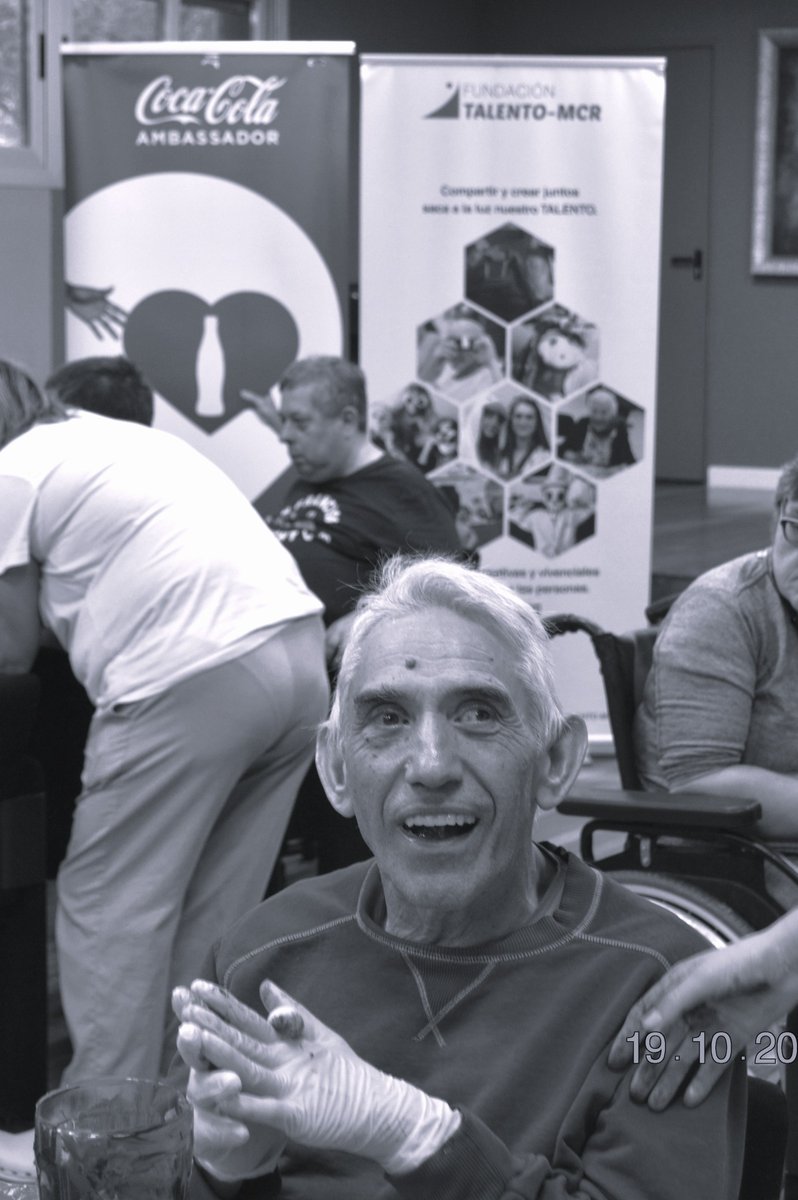 Trasformando botellas en macetas🌱
En colaboración con <a href="/CocaCola_es/">Coca-Cola España</a> y <a href="/fande_oficial/">Fundación ANDE</a>  fomentamos la sostenibilidad e inclusión.  
Fue un recordatorio de que la creatividad y la inclusión van de la mano.
Pequeñas acciones, grandes cambios.
Gracias a participantes y voluntarios❤️💙