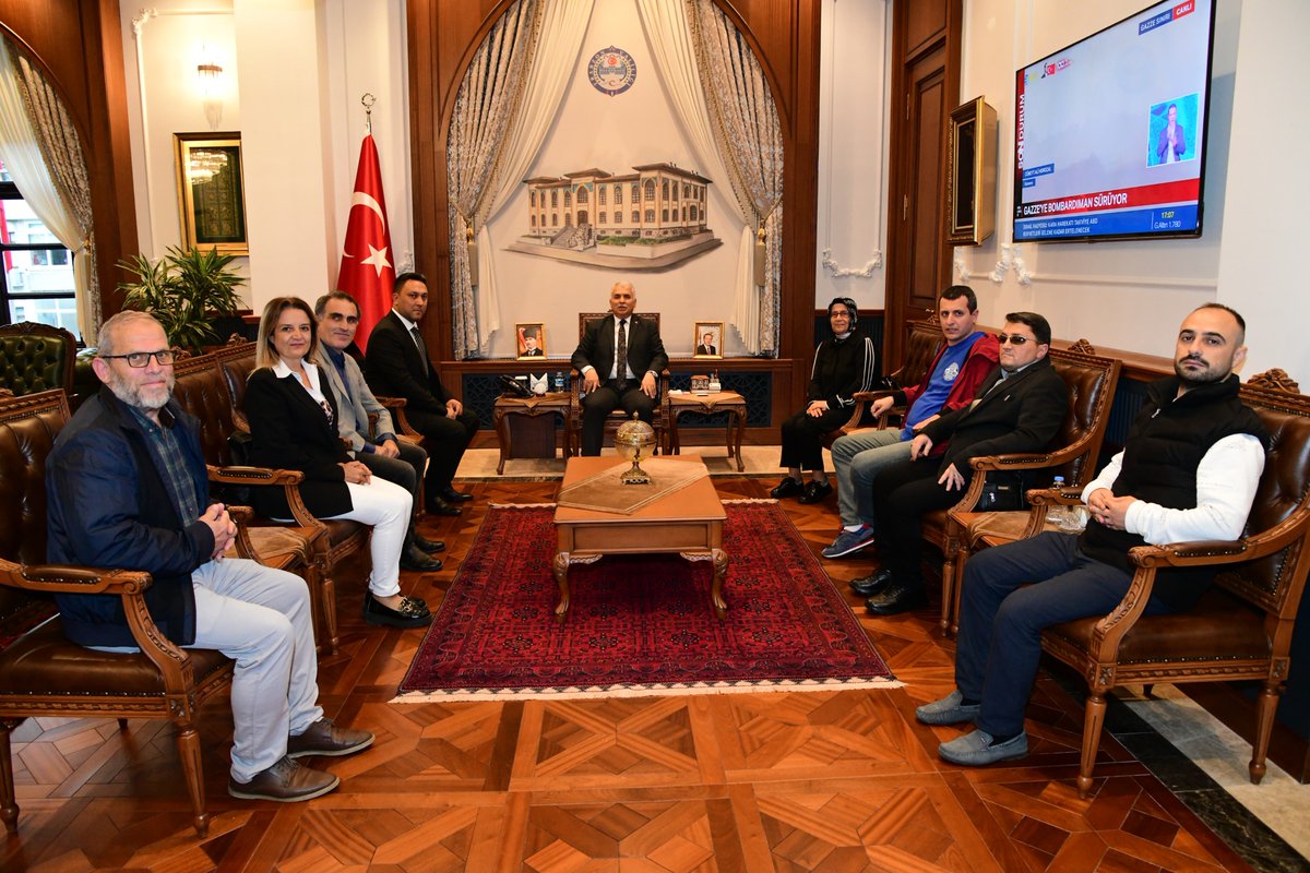 Sayın Valimiz #AzizYILDIRIM'a hayırlı olsun ziyaretinde bulunduk.
#SivilToplumKuruluşları olarak #engellibirey ve ailelerine yönelik ihtiyaçları ve çözüm odaklı projelerimiz hakkında bilgi paylaşımında bulunduk.
SayınValimize  ilgi ve alakasından ötürü kendilerine teşekkür ederiz