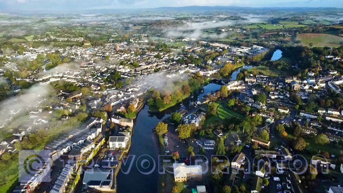 an eerie mist over #Totnes this morning before it clouded over.

#RiverDart
#dronephotography 
#VisitDevon