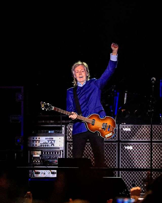 Paul McCartney se apresentando no McDonald Jones Stadium em Newcastle (24/10) 📸: mcdonaldjonesstadium #PaulMcCartneyGotBack