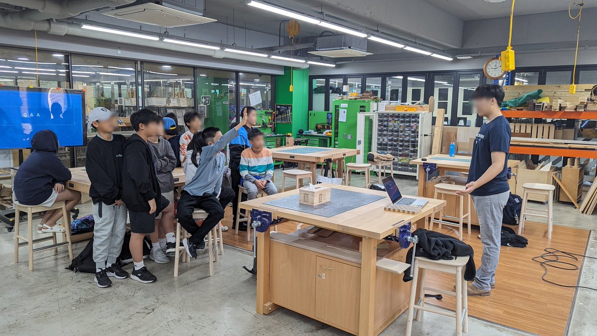ChopSciDesign's tweet photo. It really makes a difference to utilize your school's framework in your education experiences. This week #empowerment is my focus @kispride. HS interns are doing #makerspace safety lessons for MS. Also, MS ss are leading Minecraft for education groups for water cycle models. https://t.co/1QFgIP09Ro