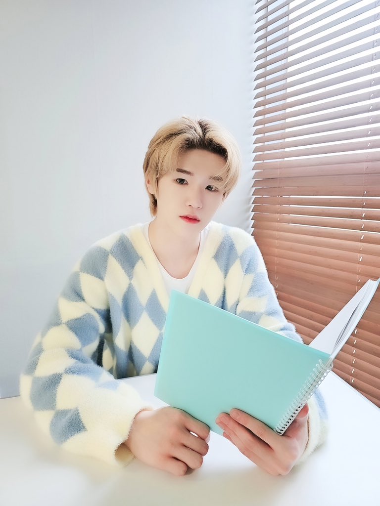 JUSTB_Official's tweet photo. [#파랑이_BY] 파랑이는 요즘 멋있는 생명체에 빠져있어.. 가사 읽어주는 BAIN 영상에 너무 멋있는 생명체가 있지 뭐야? 배인이 읽어주는 커밍홈🏠 요즘 날씨에 너무 잘 어울리는 감성 목소리..✨ 꼭 자기 전에 한 번 더 듣는 것을 추천합니다!🌃

#JUSTB #저스트비
#배인 #Bain #송병희 https://t.co/fsHaLzFHs6