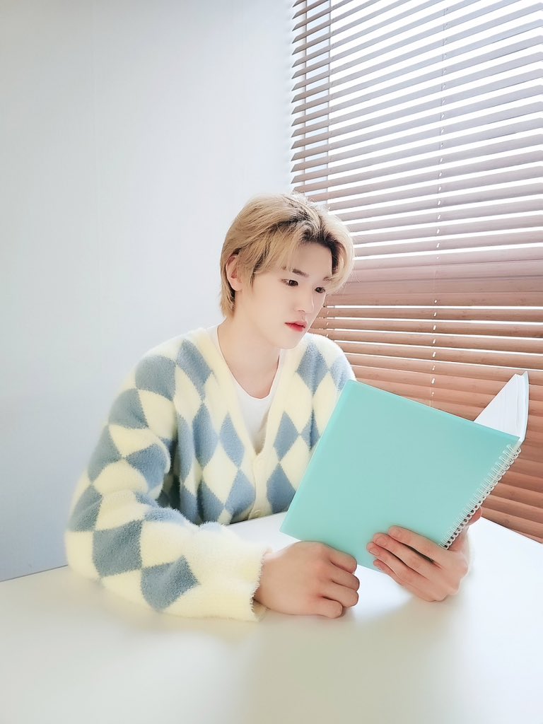 JUSTB_Official's tweet photo. [#파랑이_BY] 파랑이는 요즘 멋있는 생명체에 빠져있어.. 가사 읽어주는 BAIN 영상에 너무 멋있는 생명체가 있지 뭐야? 배인이 읽어주는 커밍홈🏠 요즘 날씨에 너무 잘 어울리는 감성 목소리..✨ 꼭 자기 전에 한 번 더 듣는 것을 추천합니다!🌃

#JUSTB #저스트비
#배인 #Bain #송병희 https://t.co/fsHaLzFHs6