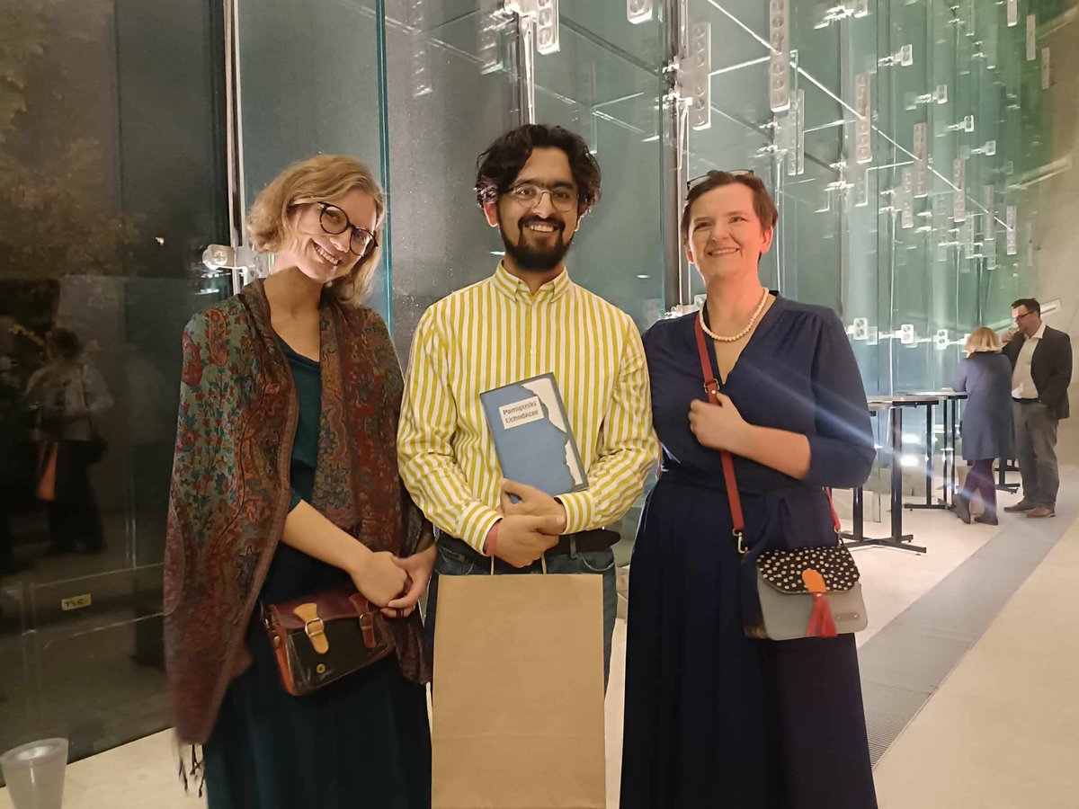 Zapraszamy do lektury „Pamiętników Uchodźczych”. To głos, który trzeba usłyszeć. Znajdziecie w nich tekst Sanjara Hashimi, członka Rady <a href="/COPOCSproject/">COPOCS Project</a> 

Gratulujemy Autor(k)om i dziękujemy <a href="/MagazynKontakt/">Magazyn Kontakt</a> za mądrą inicjatywę!
Książkę można pobrać za darmo: magazynkontakt.pl/pamietniki/