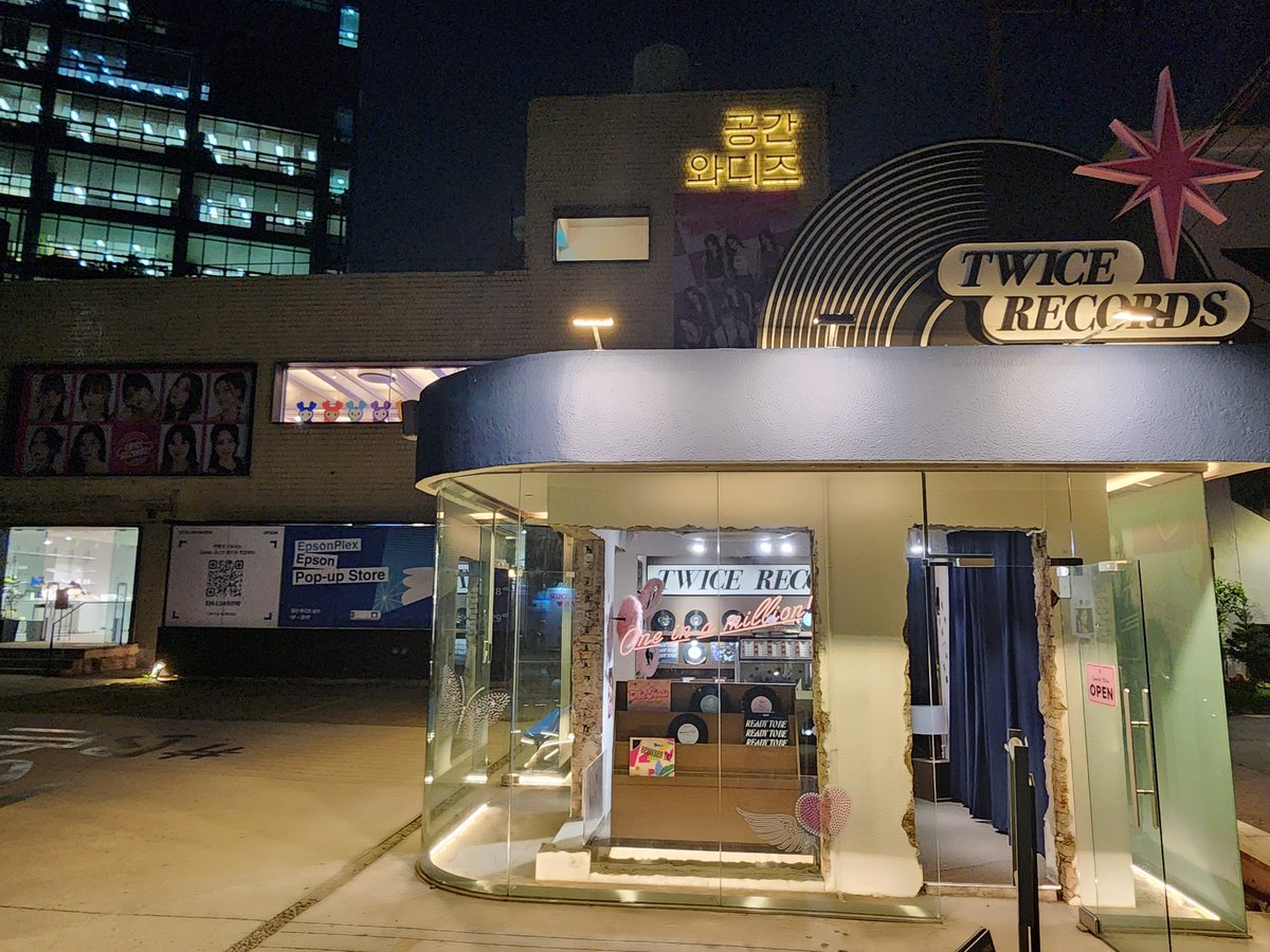 WhereverSANA's tweet photo. 8주년 👋 https://t.co/4L2GZeG8mu