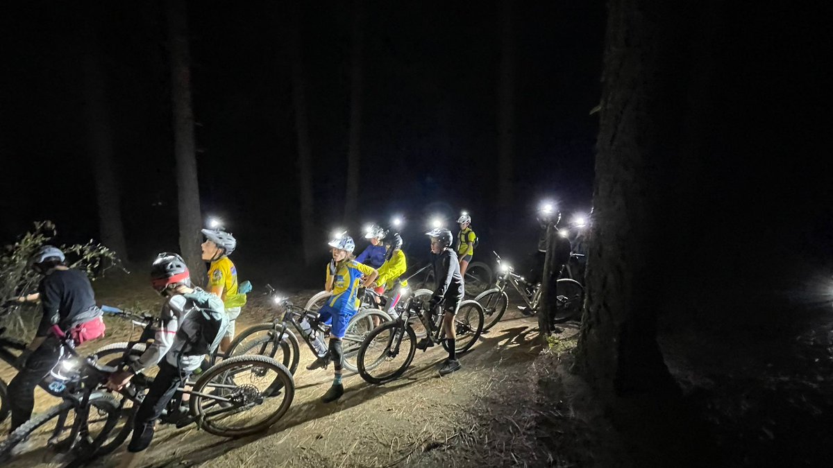 ❤️‍🔥Nothing can stop these energetic young shredders!
With the difficulty of balancing school and life, riding in the mountains with like-minded friends seems like a very rewarding thing to do!
Supported by Magicshine☄️
#nica #young #bikelights #fall #winter #mtb #cycling #love