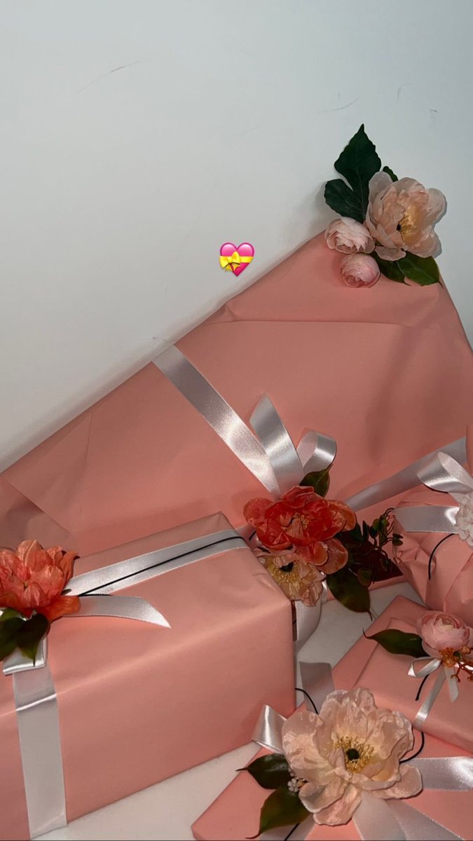 vcoustal's tweet photo. gifts from JSJ Bar, Krystal DC Gallery, Ralph Lauren, and Japan MeU

https://t.co/4S0aQWanoK
