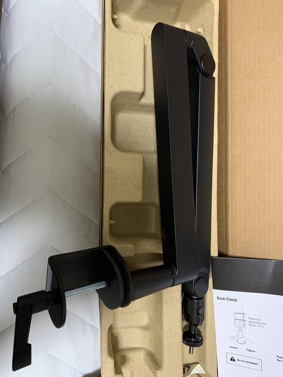 皆様お疲れ様です。

配信時の音がこもる問題を解消するため、コンデンサーマイクと卓上スタンドを購入したのですが、常にマイクを口元付近に固定するため、追加でマイクアームを購入しました。

開けてビックリ、シンプルだけどしっかりした作りで大変満足なのですが、まだデスクに固定していません😭