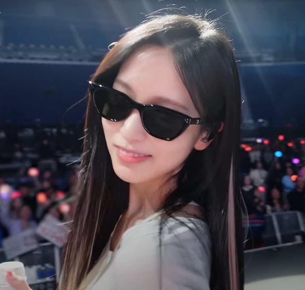 urfavmichaeng's tweet image. mina really be having a one sec appearance on nayeon's vlog yet here i am going crazy for her visual 😭🧎🏻‍♀️