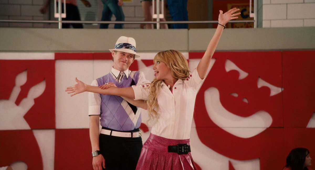 DisneyReact's tweet photo. 🎂 Un día como hoy hace 15 años se estrenaba en cines 'High School Musical 3: Fin de curso'

El emotivo final de la saga que empezó en la pequeña pantalla y acabó siendo historia de Disney 🏀🎤❤ https://t.co/8noxmM3qbC
