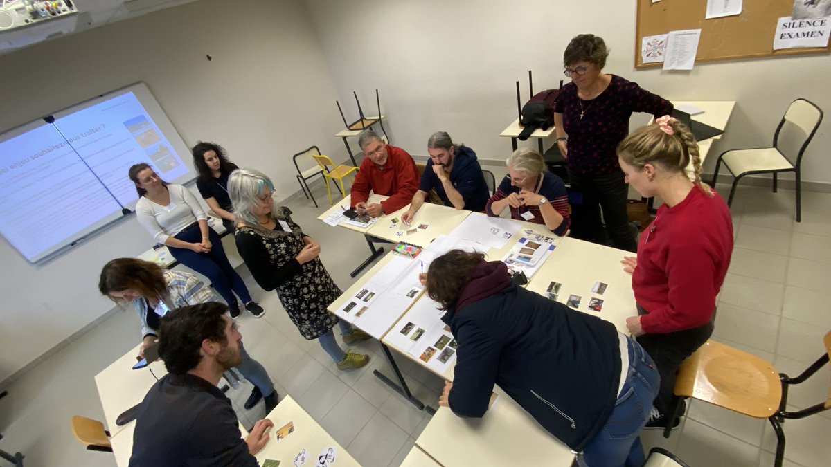 Cpeltiered's tweet photo. @campus_ventoux @RESO_THEM Dans l’atelier « équin » .. . on joue : à partir de l’enjeu « eau » comment envisager de construire son écurie ? 
Échanges sur les éléments constitutifs de la question, sur les aléas de l’activité https://t.co/vwbJoExfRt