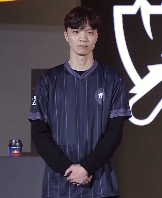 LPLfanclub's tweet photo. Esports Photographer @Yicun_liu posted on Weibo:

"I had the honor to have a meal with Mr.Ref."

Mr. Ref can actually smile!

#LPL #LEC #LCS #LCK #Worlds2023 https://t.co/YGUnm7Y3wn