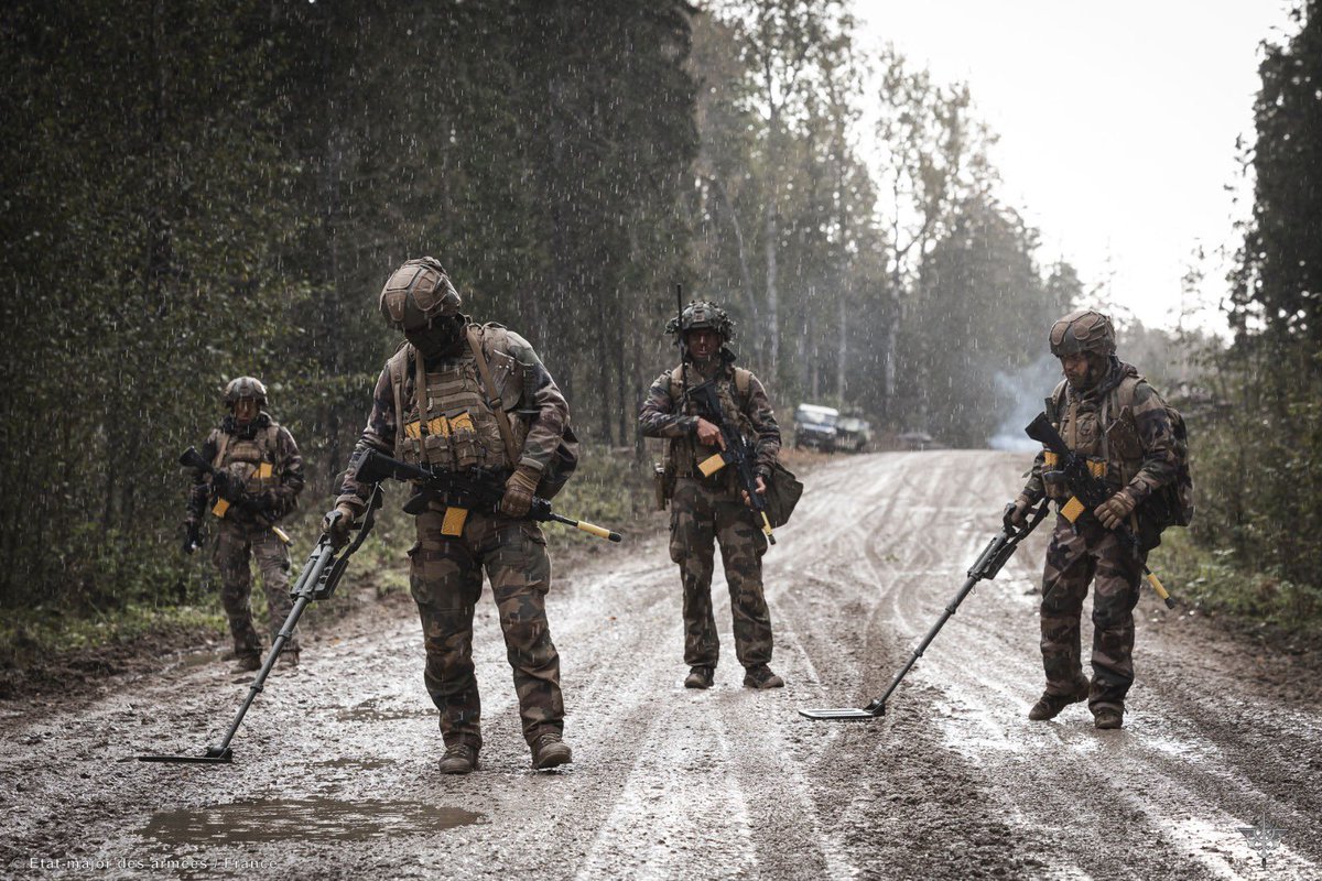 armeedeTerre's tweet image. #MissionLynx 
Exercice Bold Fusilier pour les 🇪🇪🇫🇷🇬🇧🇨🇦 et 🇵🇱

Au programme : prise d'objectifs, actions défensives et combat de tranchées 🪖
Les moyens ? Des chars, de l’infanterie motorisée, de l’artillerie, et de la cavalerie blindée légère 🫡

#MissionsOps #StrongerTogether