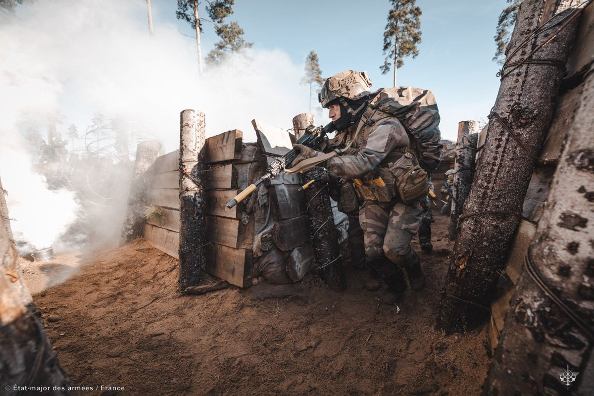 armeedeTerre's tweet image. #MissionLynx 
Exercice Bold Fusilier pour les 🇪🇪🇫🇷🇬🇧🇨🇦 et 🇵🇱

Au programme : prise d'objectifs, actions défensives et combat de tranchées 🪖
Les moyens ? Des chars, de l’infanterie motorisée, de l’artillerie, et de la cavalerie blindée légère 🫡

#MissionsOps #StrongerTogether