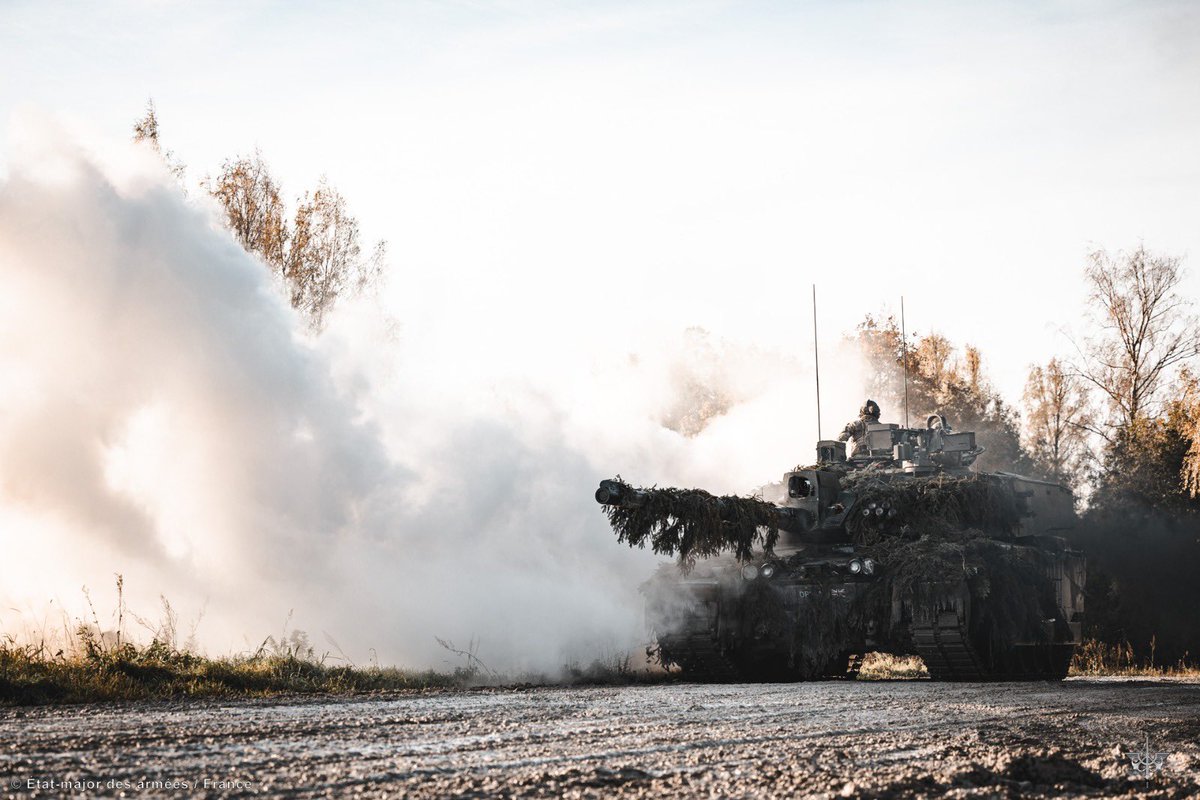 armeedeTerre's tweet image. #MissionLynx 
Exercice Bold Fusilier pour les 🇪🇪🇫🇷🇬🇧🇨🇦 et 🇵🇱

Au programme : prise d'objectifs, actions défensives et combat de tranchées 🪖
Les moyens ? Des chars, de l’infanterie motorisée, de l’artillerie, et de la cavalerie blindée légère 🫡

#MissionsOps #StrongerTogether
