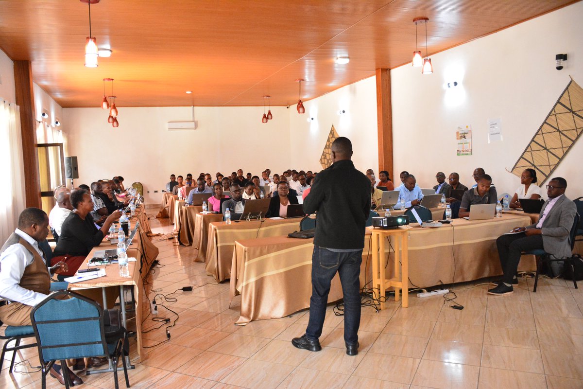 BDF_rw's tweet photo. HAPPENING: Uyu munsi tariki ya 24/10 n'ejo 25/10/2023, Ubuyobozi bwa @BDF_rw  na @RwandaAgriBoard  hamwe n'Abakozi b'ibyo bigo bari mu nama i Musanze aho bari kwigira hamwe imishinga isaba inkunganyunganizi mu mushinga wa #CDAT kugira ngo yihutishwe
@vimunyeshyaka 
@RwandaAgri https://t.co/QB8B3M0lb0