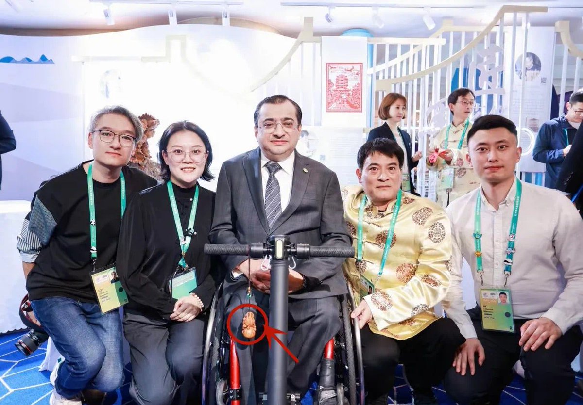 JiandeVision's tweet photo. Xu Huidong, the intangible cultural heritage #inheritor of #Jiande #rootcarving, presented a root carving pendant to Majid Rashid, the Committee Chairman of #AsianParaGames, which got a high praise! The pendant is composed of 5 gourds, representing full #blessing. https://t.co/rjMjEo07DP