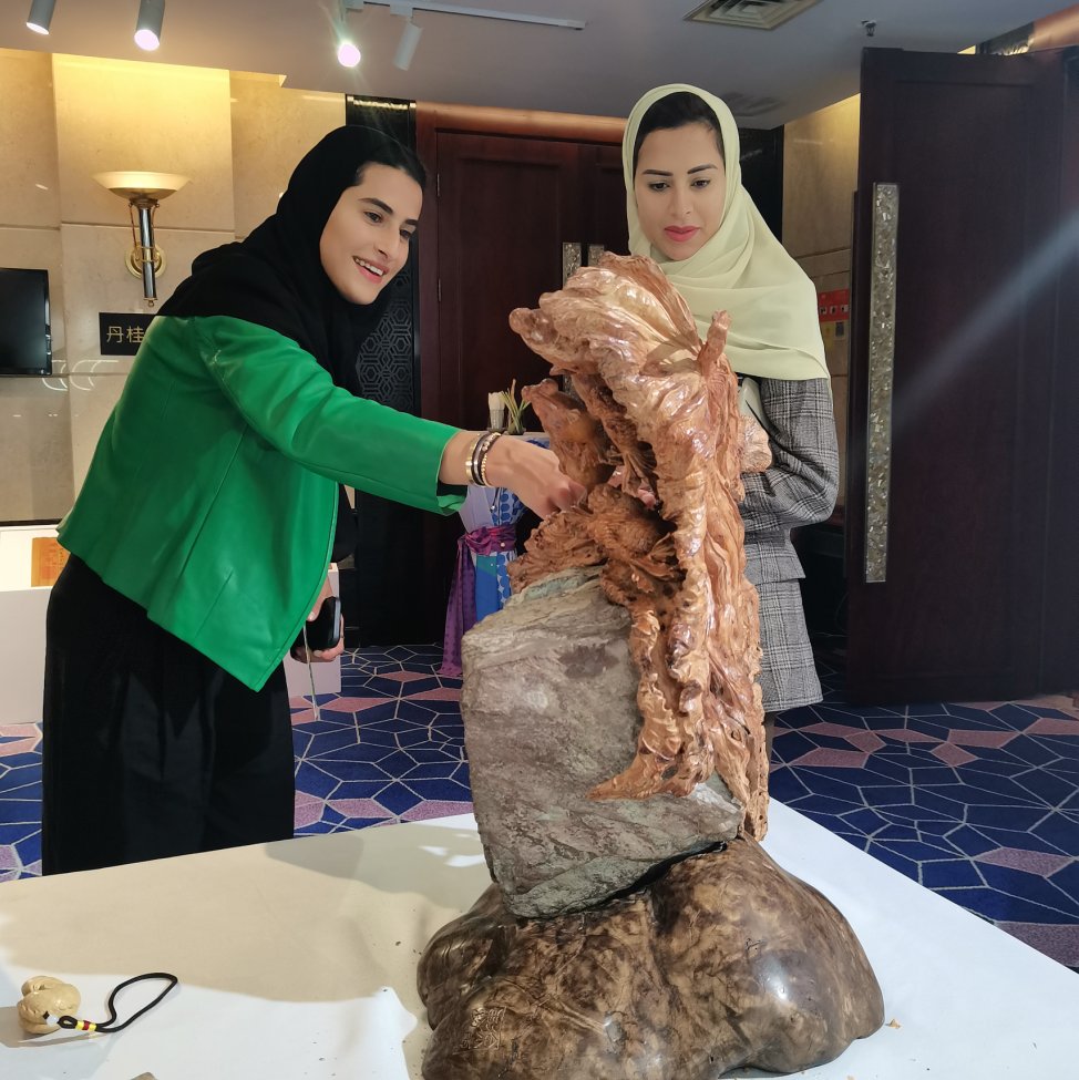 JiandeVision's tweet photo. Xu Huidong, the intangible cultural heritage #inheritor of #Jiande #rootcarving, presented a root carving pendant to Majid Rashid, the Committee Chairman of #AsianParaGames, which got a high praise! The pendant is composed of 5 gourds, representing full #blessing. https://t.co/rjMjEo07DP