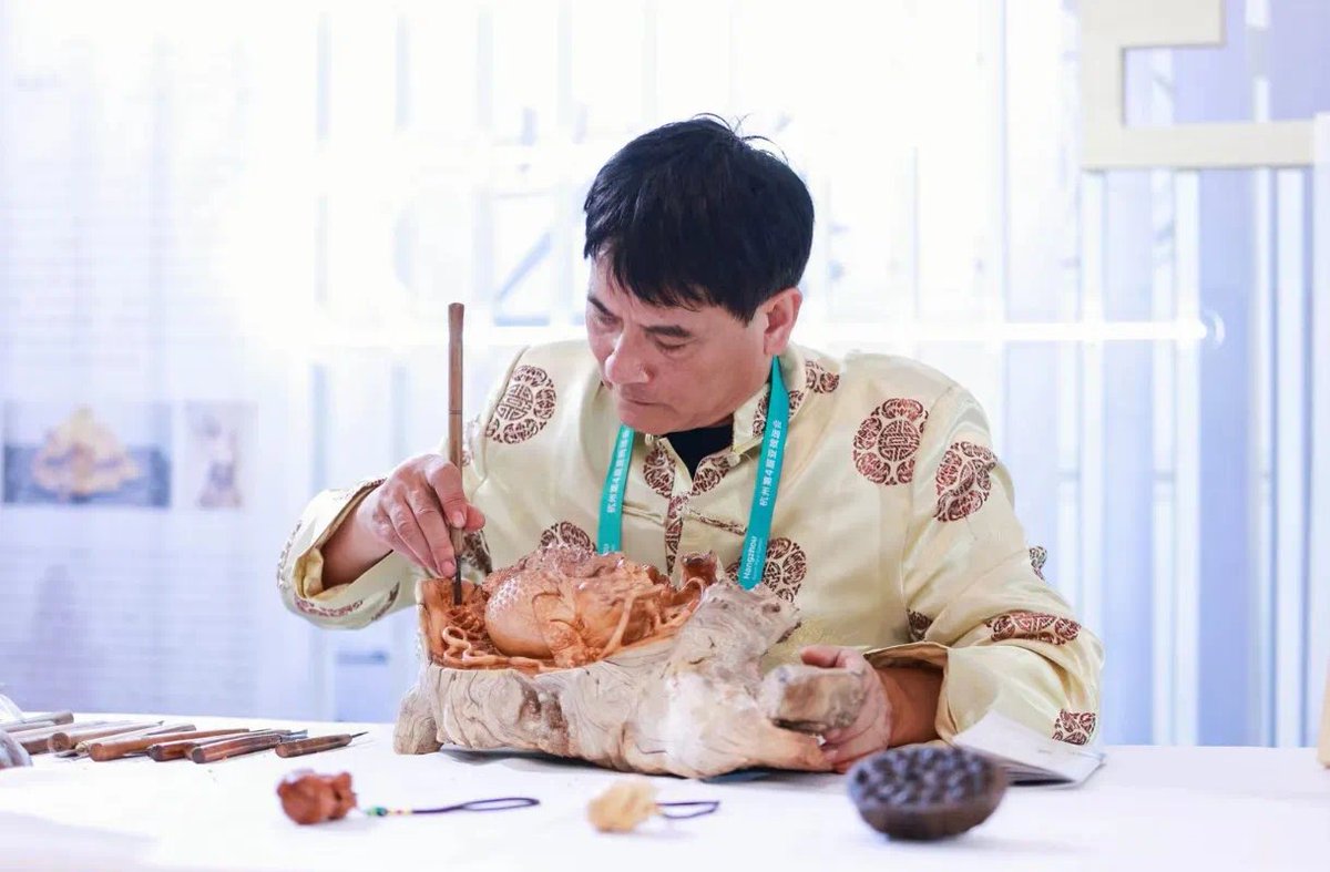 JiandeVision's tweet photo. Xu Huidong, the intangible cultural heritage #inheritor of #Jiande #rootcarving, presented a root carving pendant to Majid Rashid, the Committee Chairman of #AsianParaGames, which got a high praise! The pendant is composed of 5 gourds, representing full #blessing. https://t.co/rjMjEo07DP