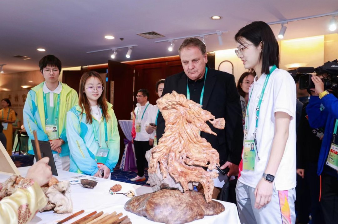 JiandeVision's tweet photo. Xu Huidong, the intangible cultural heritage #inheritor of #Jiande #rootcarving, presented a root carving pendant to Majid Rashid, the Committee Chairman of #AsianParaGames, which got a high praise! The pendant is composed of 5 gourds, representing full #blessing. https://t.co/rjMjEo07DP