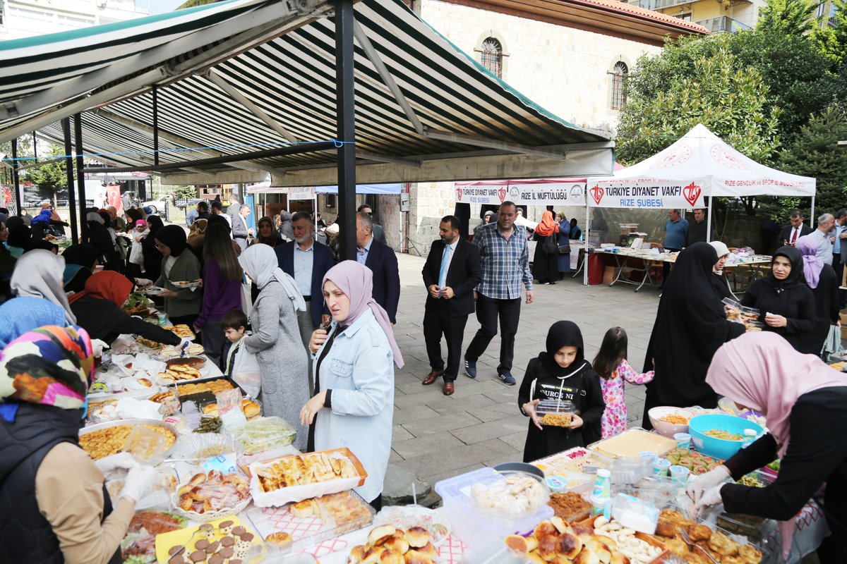 rizebelediye's tweet photo. FİLİSTİN’E DESTEK İÇİN RİZE’DE HAYIR ÇARŞISI KURULDU.
Rize Belediye Başkanı Rahmi Metin, beraberinde eşi Fatma Metin ile, Rize İl Müftülüğü ile Türkiye Diyanet Vakfı Rize Şubesi tarafından, geliri Filistin'e bağışlanmak üzere açılan hayır çarşısı (kermes)’in açılış programına katıldı.
