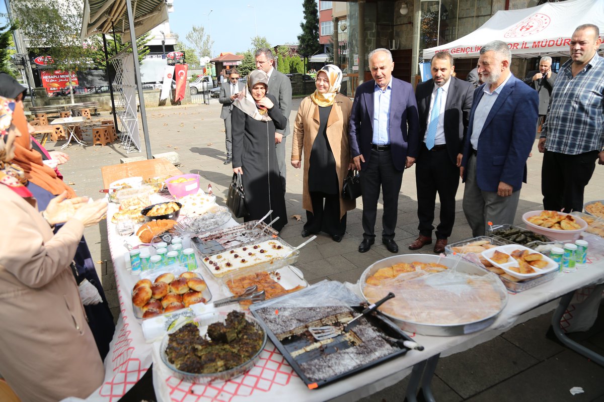 rizebelediye's tweet photo. FİLİSTİN’E DESTEK İÇİN RİZE’DE HAYIR ÇARŞISI KURULDU.
Rize Belediye Başkanı Rahmi Metin, beraberinde eşi Fatma Metin ile, Rize İl Müftülüğü ile Türkiye Diyanet Vakfı Rize Şubesi tarafından, geliri Filistin'e bağışlanmak üzere açılan hayır çarşısı (kermes)’in açılış programına katıldı.